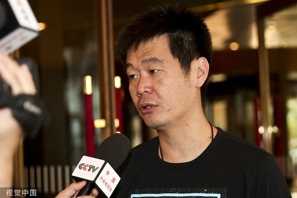 求你看在我一把岁数的份上，就饶了我这一次吧......叶辰看了一眼旁边已经吓傻了的萧薇薇，淡淡道：萧薇薇，你的靠山都跪下了，你怎么还站着？萧薇薇一愣，慌乱不已的说：什......什么意思......萧益谦急忙伸出手，粗暴的把她拉倒在地，让她也跪在叶辰面前，低声斥道：你脑子让狗吃了？不知道要跪着跟我爸爸说话？没办法，萧益谦此时此刻的求生欲实在太强，脸、尊严、面子什么的，都已经完全不重要了。